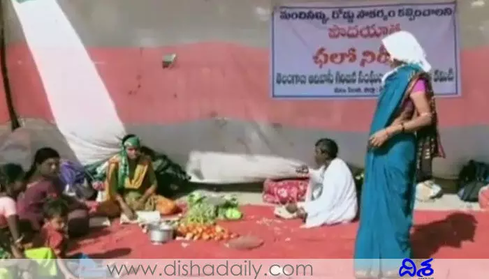 కలెక్టరేట్ ఎదుట ఆదివాసీ గిరిజనుల వంటా-వార్పు కలెక్టరేట్ ఎదుట ఆదివాసీ గిరిజనుల వంటా-వార్పు
