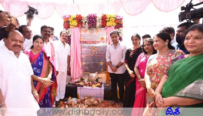 ట్రాఫిక్ కష్టాలు తీర్చేందుకే ఫ్లై ఓవర్లు, అండర్ పాస్లు: మంత్రి కేటీఆర్ ట్రాఫిక్ కష్టాలు తీర్చేందుకే ఫ్లై ఓవర్లు, అండర్ పాస్లు: మంత్రి కేటీఆర్