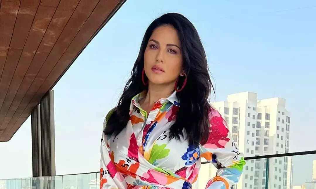 Sunny Leone Spotted At Anamika Shoot In Juhu Sunny Leone Spotted At Anamika Shoot In Juhu