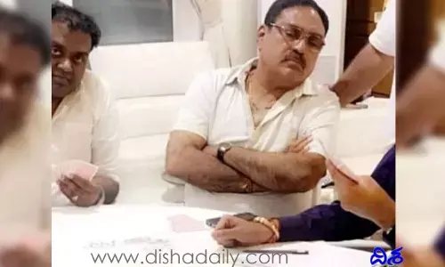 మంత్రి పేకాట ఆడుతున్న ఫొటో వైరల్.. కేబినెట్​ నుంచి బర్తరఫ్ ​చేయాలని డిమాండ్