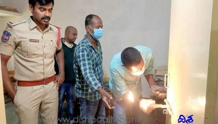 ఇంటి తలుపులు పగులగొట్టారు.. క్లూస్ టీంకి కూడా ఆనవాళ్లు దొరకలేదు.. ఇంటి తలుపులు పగులగొట్టారు.. క్లూస్ టీంకి కూడా ఆనవాళ్లు దొరకలేదు..