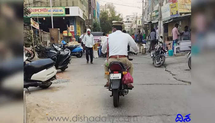 ఏంటి సార్ మీరు హెల్మెట్ పెట్టుకోరా..? ఏంటి సార్ మీరు హెల్మెట్ పెట్టుకోరా..?