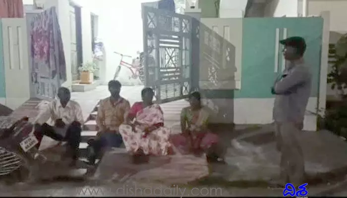 పంచాయతీ కార్యదర్శి ఇంటి ముందు మహిళ ఆందోళన పంచాయతీ కార్యదర్శి ఇంటి ముందు మహిళ ఆందోళన