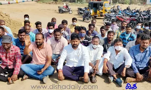 మాకు ఉద్యోగాలు ఇవ్వకుంటే పనులు అడ్డుకుంటాం