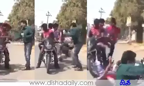 రిపోర్టింగ్ చేస్తుండగా సడెన్‌గా వచ్చి ఢీకొట్టిన బైక్.. వీడియో వైరల్