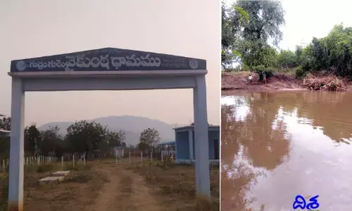 వైకుంఠానికి పోవుడంటే నరకమే..? వర్షం వస్తే వాగు పక్కనే అంత్యక్రీయలు