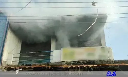 బ్రేకింగ్ న్యూస్... గోదాంలో అగ్ని ప్రమాదం