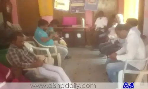 అధికారులపై ఉప సర్పంచ్ ఫైర్.. గ్రామస్తులకేమో మురుగునీరు.. మీకేమో ఫిల్టర్ వాటరా?