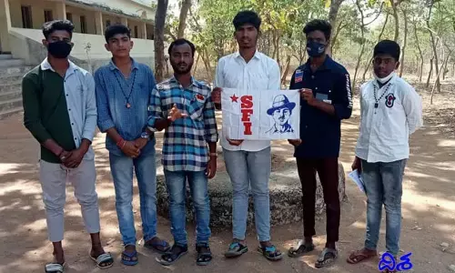 హాస్టల్లను పర్యవేక్షించాలి.. లేకుంటే డీఈఓ ఆఫీసును ముట్టడిస్తాం: ఎఫ్ఎస్ఐ