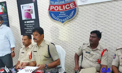 కోతుల బెడద కోసం అదికొన్న యజమాని.. వాచ్ మెన్ కూతురు మృతి
