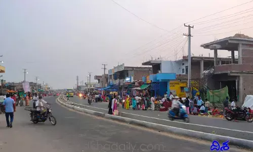 అక్కడ వారాంతపు సంత హైవే రోడ్డు పైనే.. నిర్వాహకులు కూడా పట్టించుకోరు..