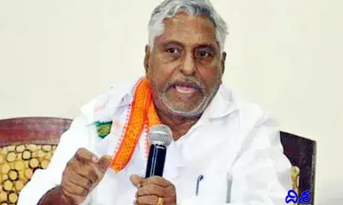 తెలంగాణ కేసీఆర్, కేటీఆర్ జాగీరా.. వీళ్లు పాలకులా.. నియంతలా..?