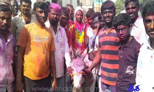 హోలీ రోజు ఈ విలేజ్‌లో అల్లుడు ఎక్కాల్సిందే..! సిగ్గంటే కుద‌ర‌దు!!