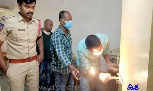 ఇంటి తలుపులు పగులగొట్టారు.. క్లూస్ టీంకి కూడా ఆనవాళ్లు దొరకలేదు..