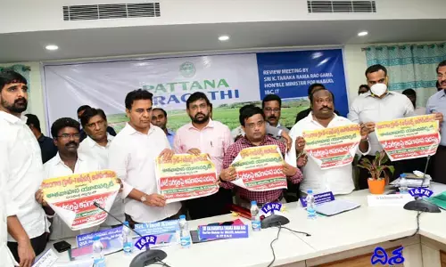నిరుద్యోగులు పోటీ పరీక్షలకు సిద్ధం కావాలి : కేటీఆర్