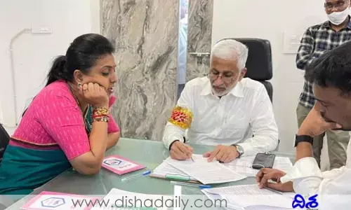 ఎంపీ విజ‌య‌సాయిరెడ్డితో ఎమ్మెల్యే రోజా భేటీ