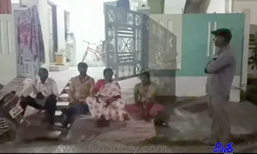 పంచాయతీ కార్యదర్శి ఇంటి ముందు మహిళ ఆందోళన