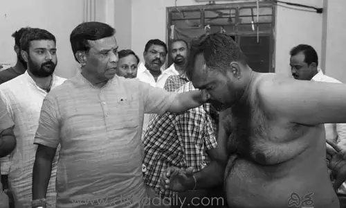 బహిరంగంగా కొట్టుకోవడానికి దారితీసిన వాట్సాప్ మాటల యుద్ధం..