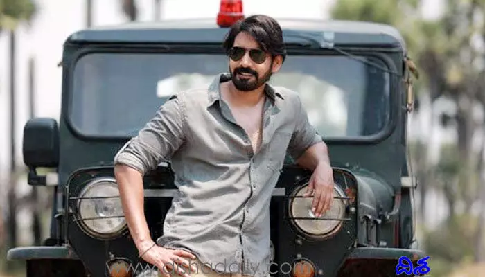 వెబ్ సిరీస్లోకి ఎంట్రీ ఇచ్చిన యంగ్ హీరో.. నయా లుక్ అదుర్స్ వెబ్ సిరీస్లోకి ఎంట్రీ ఇచ్చిన యంగ్ హీరో.. నయా లుక్ అదుర్స్