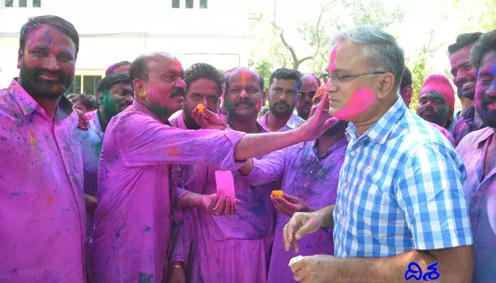 రెండేళ్ల తర్వాత మళ్లీ ఆ ఉత్సాహం.. కేరింతలతో యువత రెండేళ్ల తర్వాత మళ్లీ ఆ ఉత్సాహం.. కేరింతలతో యువత