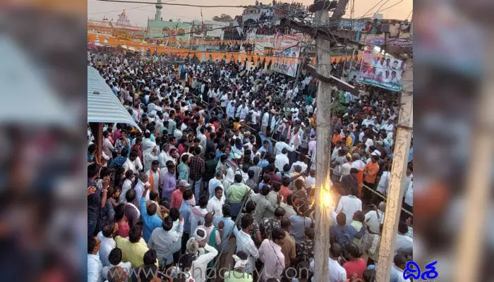 హోలీ సందర్భంగా అక్కడ పిడిగుద్దులు గుద్దుకున్నారు హోలీ సందర్భంగా అక్కడ పిడిగుద్దులు గుద్దుకున్నారు