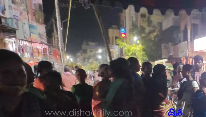 పరిహారం చెల్లించాలంటూ మృతదేహంతో ధర్నా పరిహారం చెల్లించాలంటూ మృతదేహంతో ధర్నా