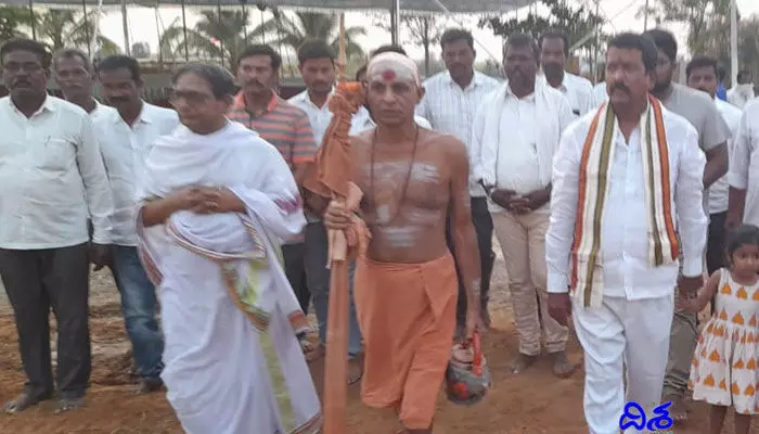 సహస్ర చండీ మహా యాగానికి ఏర్పాట్లు పూర్తి.. కుచాన్ పల్లికి చేరుకున్న మాధవ నంద స్వామి సహస్ర చండీ మహా యాగానికి ఏర్పాట్లు పూర్తి.. కుచాన్ పల్లికి చేరుకున్న మాధవ నంద స్వామి