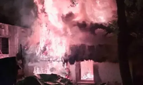 గూడు చెదిరే.. అగ్ని ప్రమాదంలో గుడిసె దగ్ధం