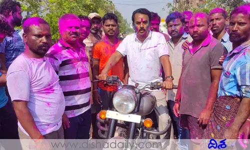 హోళీ వేడుకల్లో జూపల్లి బిజీ బిజీ.. బుల్లెట్ నడుపుతూ అందరినీ..