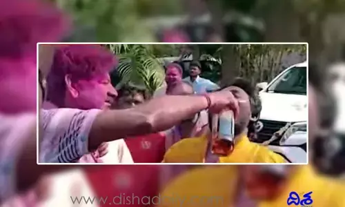 నడిరోడ్డుపై మందు బాటిల్‌తో టీఆర్ఎస్ ఎమ్మెల్యే వీరంగం