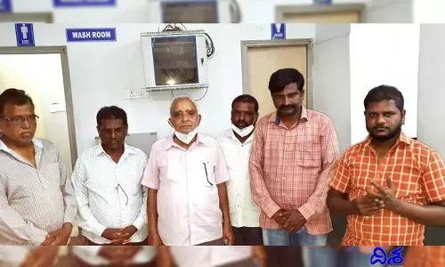 సైలెంట్‌గా పని కానిస్తున్న పేకాట రాయుళ్లు.. పోలీసులు సడెన్ ఎంట్రీ ఇవ్వడంతో..