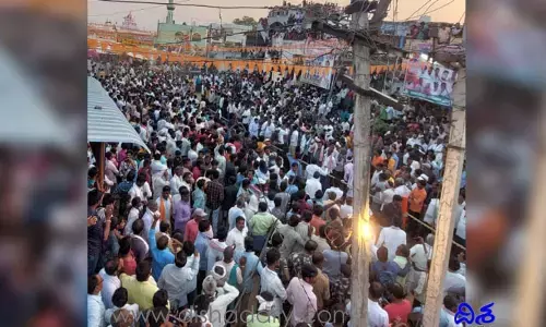 హోలీ సందర్భంగా అక్కడ పిడిగుద్దులు గుద్దుకున్నారు