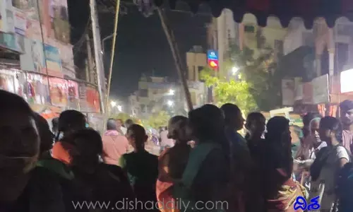 పరిహారం చెల్లించాలంటూ మృతదేహంతో ధర్నా
