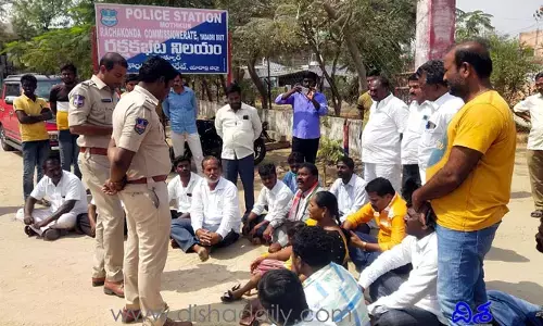 పోలీసులు అర్ధరాత్రి అలా చేశారని స్టేషన్ ఎదుట ధర్నా