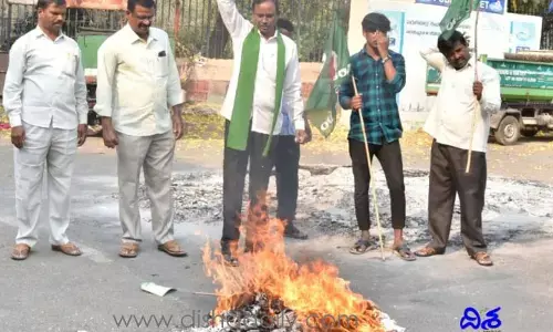 చినజీయర్ స్వామి దిష్టిబొమ్మ దహనం