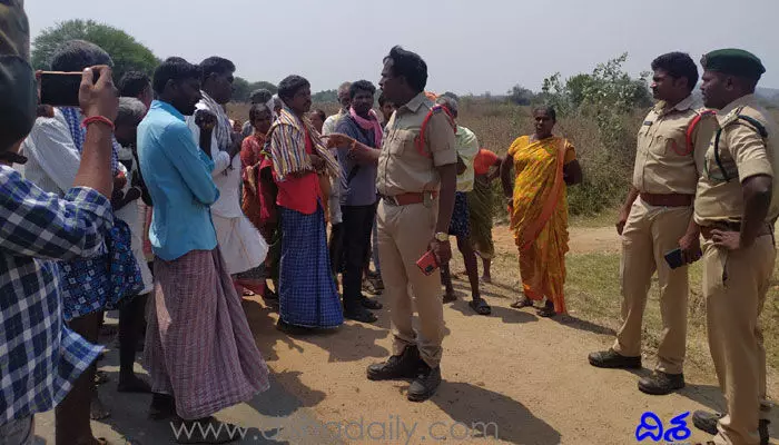 మా ప్రాణాలు పోయినా.. భూములు వదలం మా ప్రాణాలు పోయినా.. భూములు వదలం