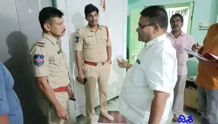 మున్సిపల్ చైర్ పర్సన్ ఇంట్లో దొంగతనం.. విచారణ ముమ్మరం చేసిన సీఐ మున్సిపల్ చైర్ పర్సన్ ఇంట్లో దొంగతనం.. విచారణ ముమ్మరం చేసిన సీఐ