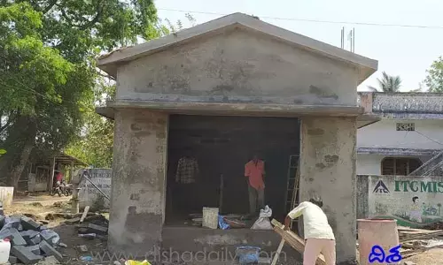 బస్ షెల్టర్‌కు రూ.10 లక్షలు.. కేవలం ఆయన లాభం కోసమే..?