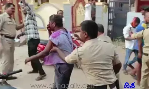 హోలీ సంబరాల్లో మందుబాబుల వీరంగం.. కానిస్టేబుల్, ఎస్ఐ‌కి గాయాలు