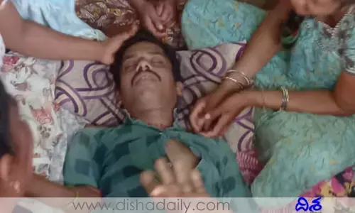 ఆ గ్రామంలో విషాదం.. తండ్రీకొడుకులకు కరెంట్ షాక్..