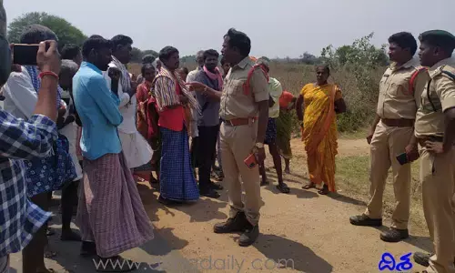 మా ప్రాణాలు పోయినా.. భూములు వదలం