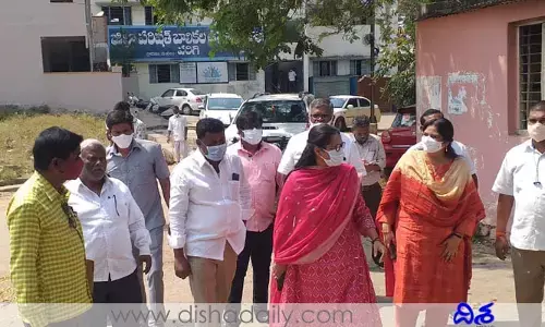 బాలికల పాఠశాలను తనిఖీ చేసిన కలెక్టర్ నిఖిల