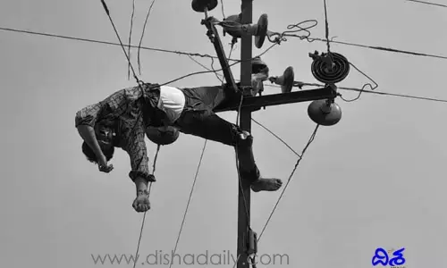 వారి నిర్లక్ష్యానికి యువకుడు బలి.. కరెంట్ షాక్ తగిలి పోల్ పైనే..