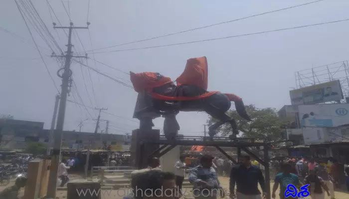 బోధన్ పట్టణంలో శివాజీ విగ్రహ వివాదం.. రాళ్లు రువ్వుకున్న ఆందోళకారులు బోధన్ పట్టణంలో శివాజీ విగ్రహ వివాదం.. రాళ్లు రువ్వుకున్న ఆందోళకారులు