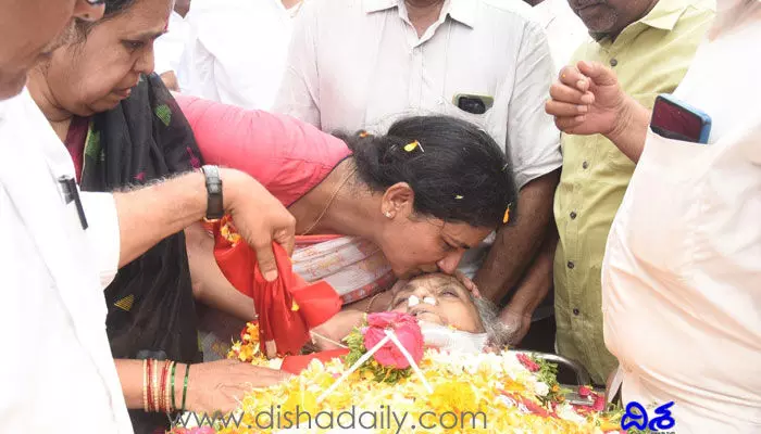 అత్తవు కావు.. అమ్మవు నీవు.. నుదుటిపై చివరి ముద్దిచ్చి వీడ్కోలు పలికిన కోడలు అత్తవు కావు.. అమ్మవు నీవు.. నుదుటిపై చివరి ముద్దిచ్చి వీడ్కోలు పలికిన కోడలు