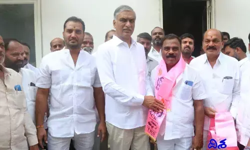 కాంగ్రెస్‌కు భారీ షాక్.. గులాబీ కండువా కప్పుకుంటున్న నేతలు