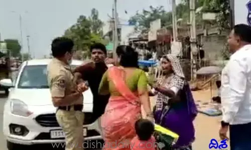 నేను చేసిన తప్పేంటి.. పోలీసుస్టేషన్ ముందు యువకుని ఆత్మహత్యాయత్నం