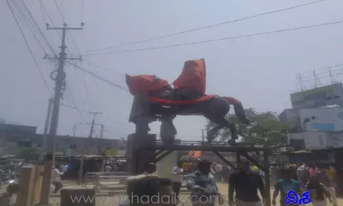బోధన్ పట్టణంలో శివాజీ విగ్రహ వివాదం.. రాళ్లు రువ్వుకున్న ఆందోళకారులు