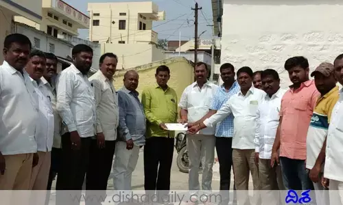 కాంగ్రెస్ నేతకు రూ. 60 వేల సీఎంఆర్‌ఎఫ్‌ చెక్కు అందజేత