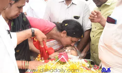 అత్తవు కావు.. అమ్మవు నీవు.. నుదుటిపై చివరి ముద్దిచ్చి వీడ్కోలు పలికిన కోడలు